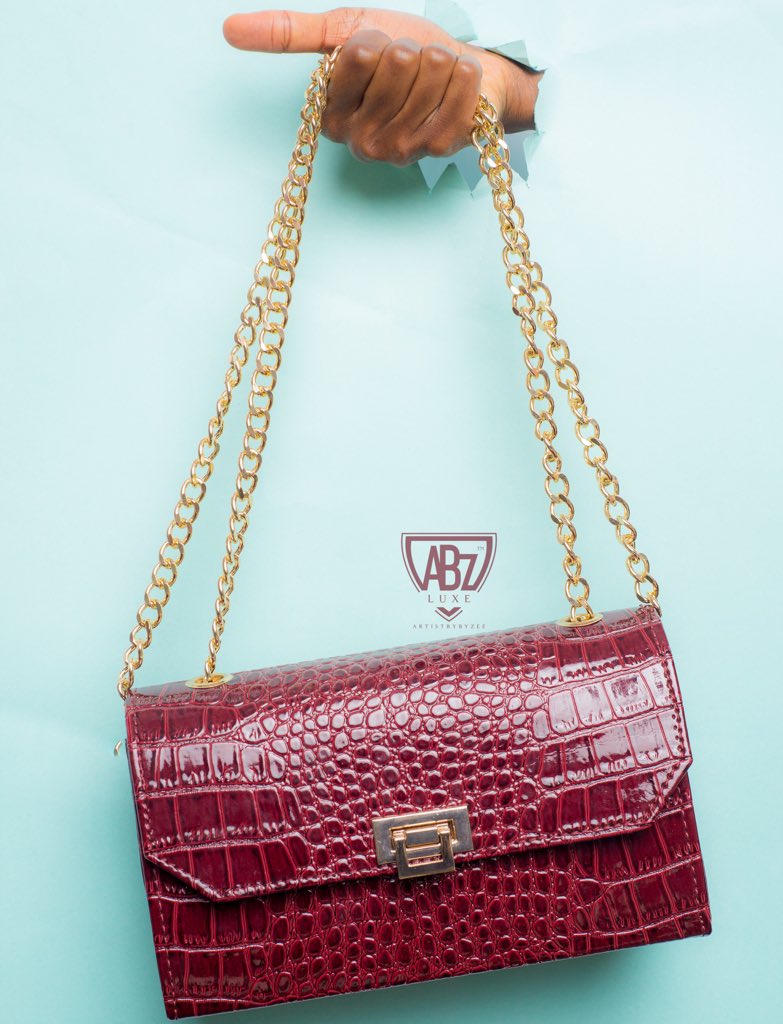 ABZ_luxe's tweet photo. 🌸The Zara Bag in Maroon🌸

Available in Arabian Gold, Taupe , Black &amp; Floral Pattern.

•Midi
•N17,500
• Has an inner red velvet linen for a classy feel. 
• Every bag comes in an ABZ Luxe Dustbag🤩
•All our bags are handmade with love💕 

Please RETWEET 
#abzgirl #abzluxe https://t.co/NYFzDzUdr4