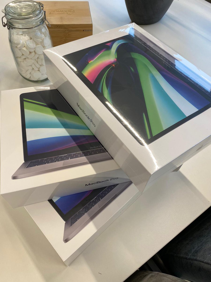 We konden niet wachten! We hebben een paar nieuwe M1 MacBook Pro's binnen! 👨‍💻