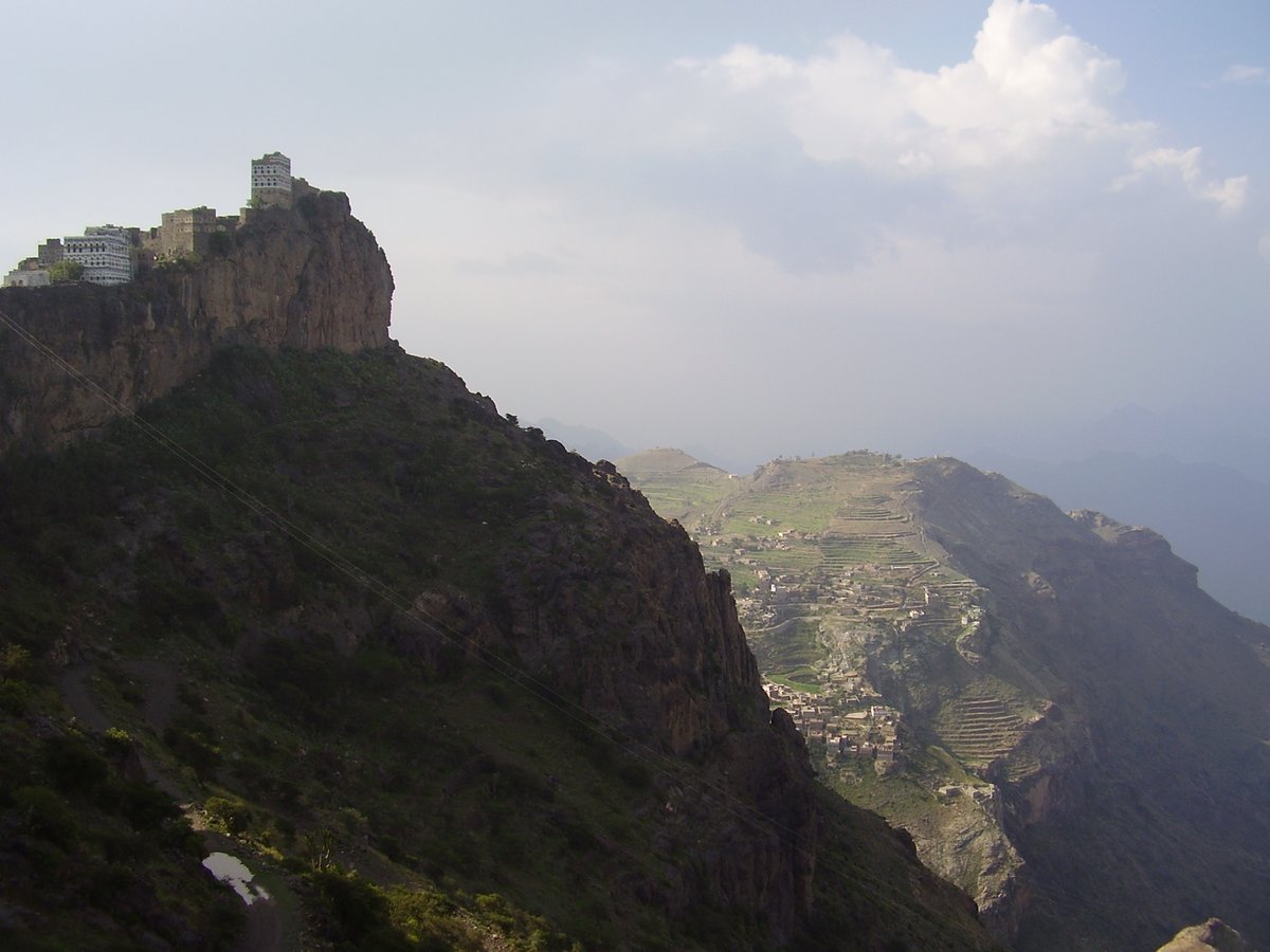 I miss travelling, part 19: in the mountains west of Sana'a, Yemen (2007). Maybe my favorite country of all those I visited. Stunningly beautiful scenery and architecture - now ravaged by war.
