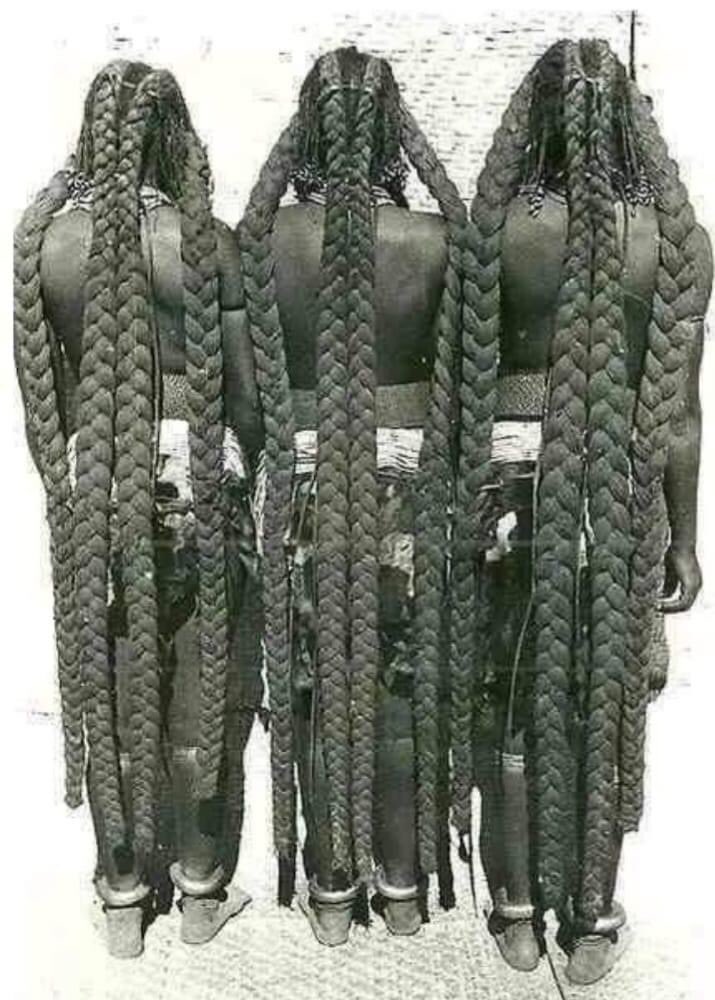 ضفائر نساء قبائل مبالانتو الأفريقية.