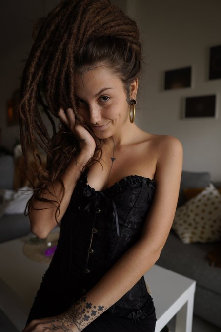 wearing my new corset <3 i love it!!! do you like to see me in corsets? https://t.co/qKbjqn533D