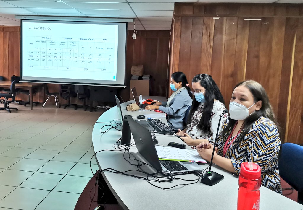 La <a href="/QF_UES/">Facultad de Química y Farmacia - UES</a> destaca que en su primer año de gestión se logró impulsar una transformación en el proceso de enseñanza que ahora es virtual.

En lo que va del año casi 50 profesionales han egresado de la licenciatura en Química y Farmacia, de ellos 22 recibieron su título.