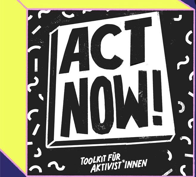 Unser #KlimaKit ermutigt Schüler*innen, sich aktiv und wirksam für #Klimaschutz einzusetzen. In der Werkzeugkiste für junge Klimaschützer*innen sind Anleitung, Inspiration und Methoden. Mehr Infos und Bestellung 👉 bit.ly/37y26A5 <a href="/greenpeace_de/">Greenpeace e.V.</a>