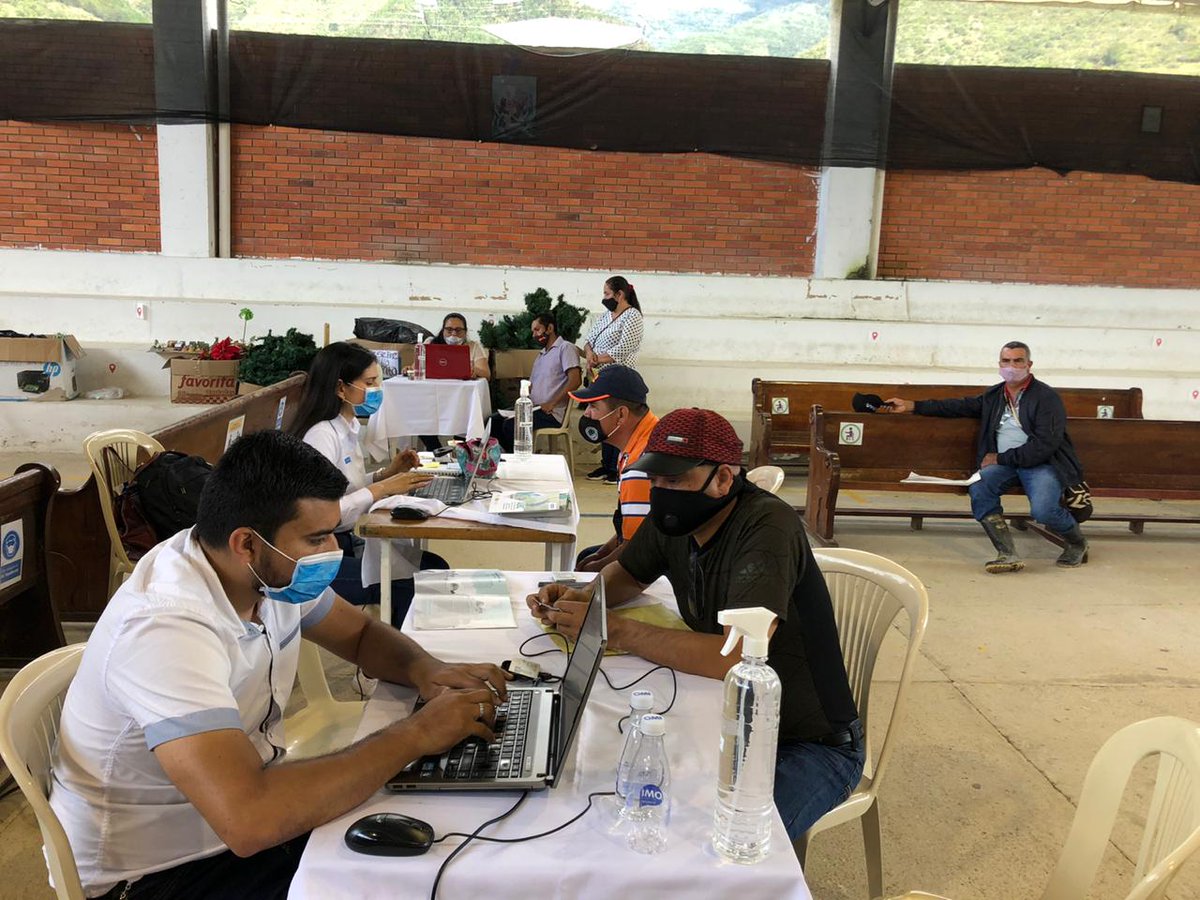 ConRegion's tweet photo. Alcalde de #Matanza @CesarALozada, dio inicio a la Jornada Provincial organizada por la @URestitucion. Como garantes estuvieron personeros de la provincia y representantes de las organizaciones de víctimas que acompañaron a mas de 60 familias que se acercaron a tramitar sus casos https://t.co/2gnS52gU9H