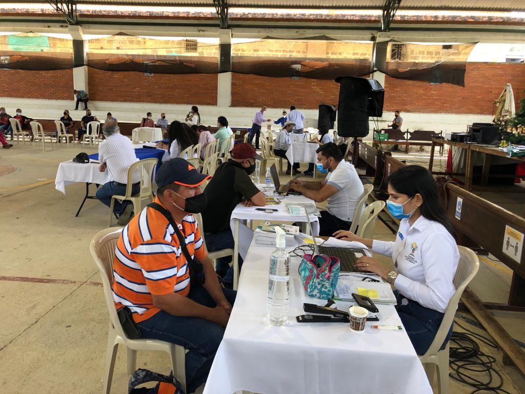 ConRegion's tweet photo. Alcalde de #Matanza @CesarALozada, dio inicio a la Jornada Provincial organizada por la @URestitucion. Como garantes estuvieron personeros de la provincia y representantes de las organizaciones de víctimas que acompañaron a mas de 60 familias que se acercaron a tramitar sus casos https://t.co/2gnS52gU9H