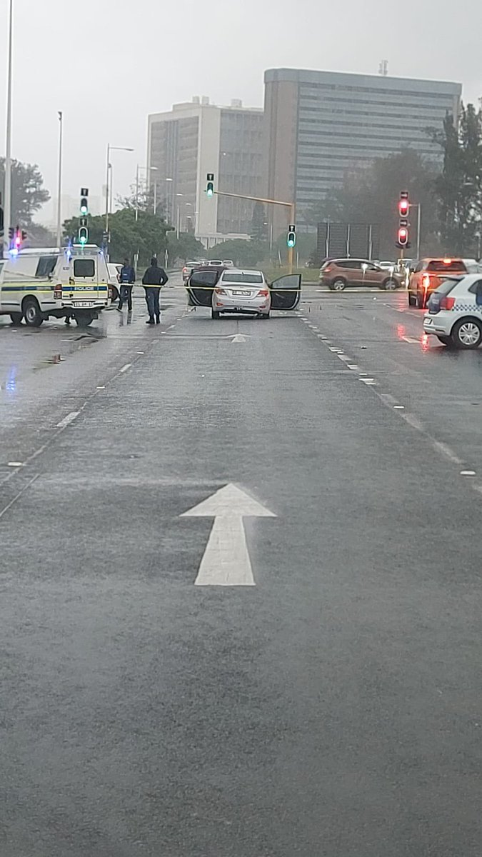 Abramjee's tweet image. Shooting: Argyle and M4 Intersection, Durban. Appears to be a hit.