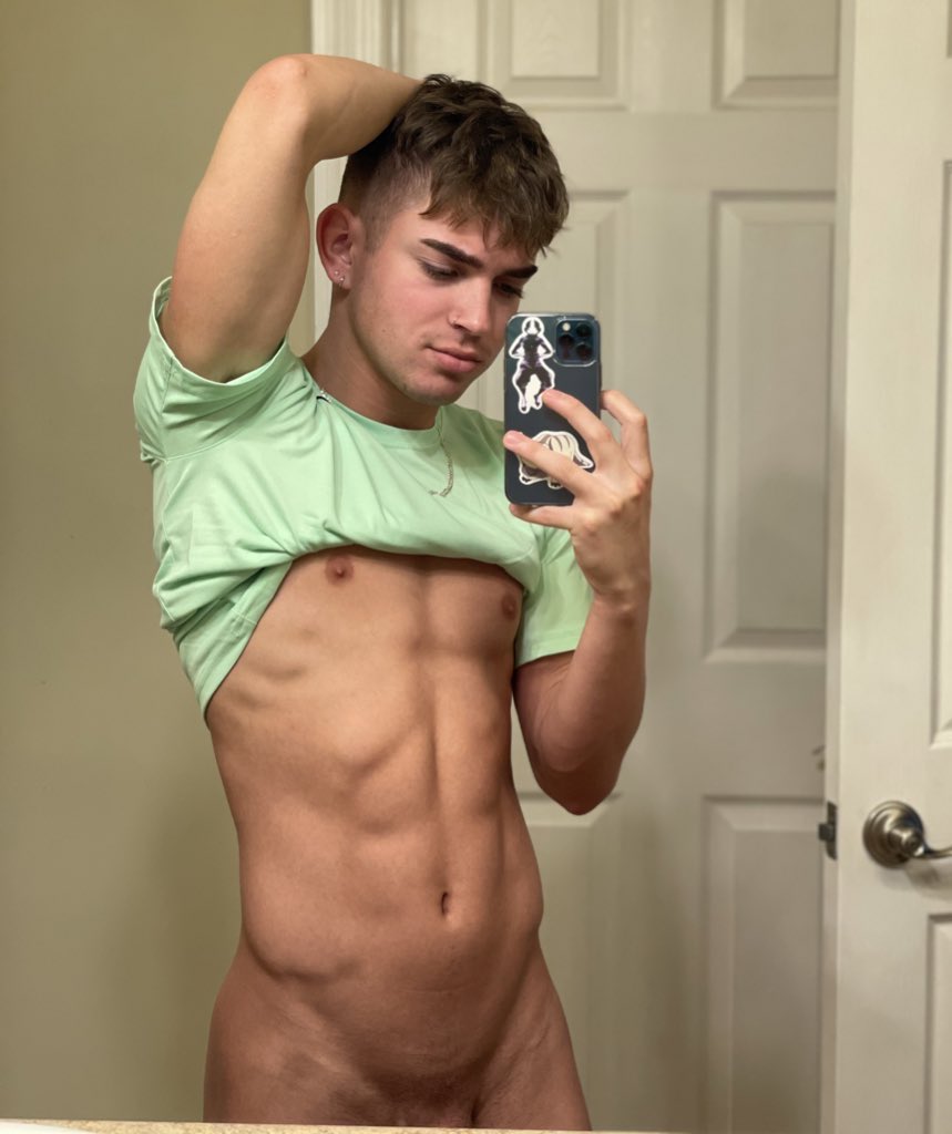 rhino_xxx's tweet photo. i feel pretty in green 😌 https://t.co/aaWOWVBfdK