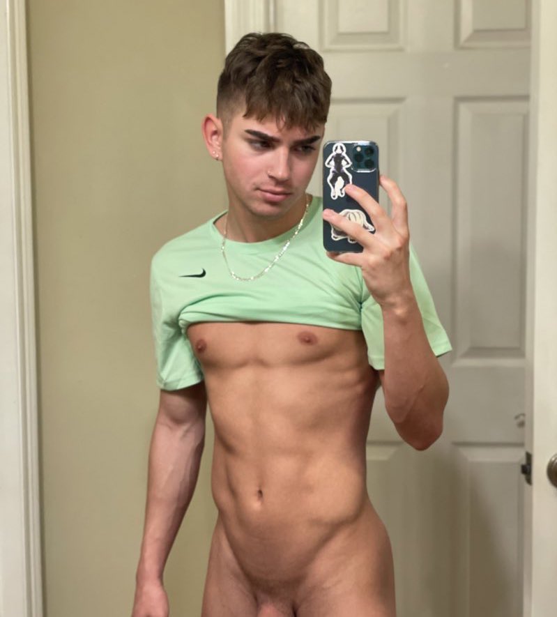 rhino_xxx's tweet photo. i feel pretty in green 😌 https://t.co/aaWOWVBfdK