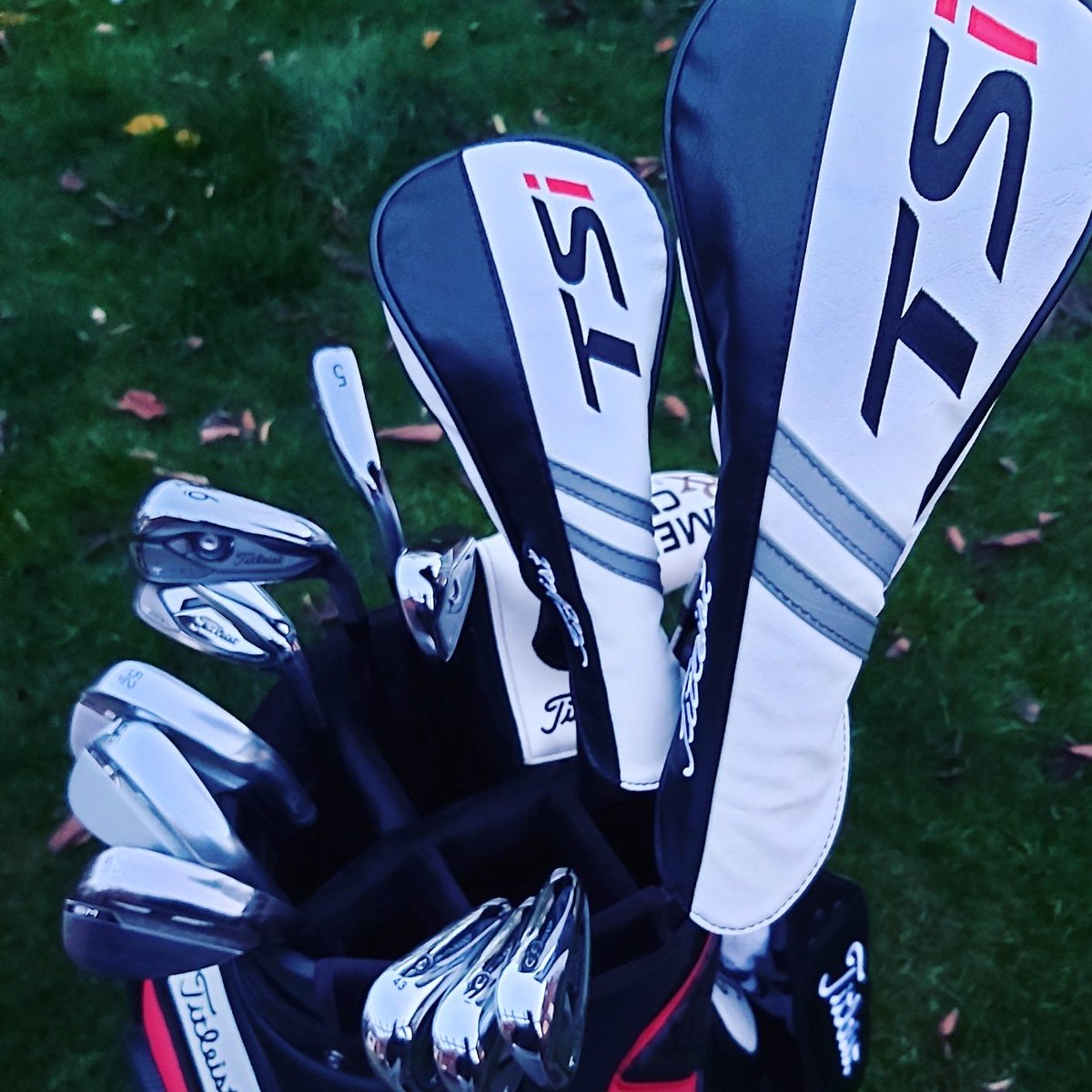 Cheddar_Bob84's tweet photo. Thanks to @si_stevenson for the new bag of clubs and @jameskeitchgolf for the custom fit. Loving the new gear and a 68 isn't a bad way to start. Probably all down hill from there though 😂.

#titleist #titleistgolf #TSi #scottycameron #teamtitleist https://t.co/JwSAfz0cHv