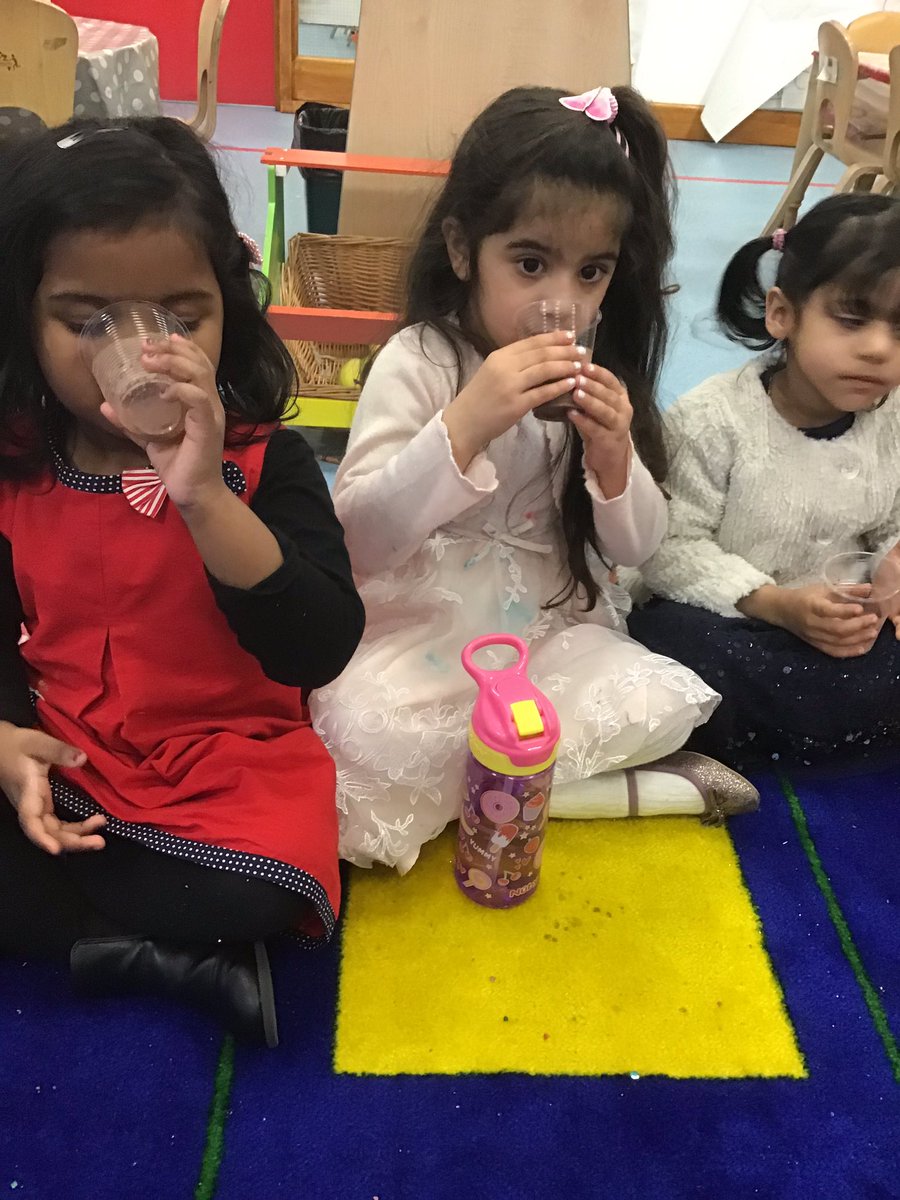 MsNoorWW's tweet photo. We kept warm with some delicious (warm) hot chocolate this afternoon. #bubbledisco @Miss_Dubuna_WWA https://t.co/USWJUWfhIy