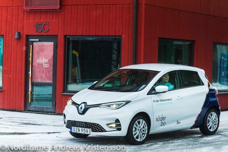 JakobHammarback's tweet photo. Sverige är avlångt. Idag utökar vi med ytterligare en ny pool i Östersund. Boende i Diös nya kvarter Söderbo kan boka, hämta och köra Renault Zoe. Dubbdäcken är på! #bilpool https://t.co/vsfFyFs7Au