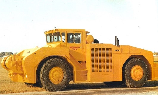 The @USAirForce U-30 four-wheel steer tow tractor was first delivered in 1968. #FlashbackFriday https://t.co/ze3Cv1IcXx