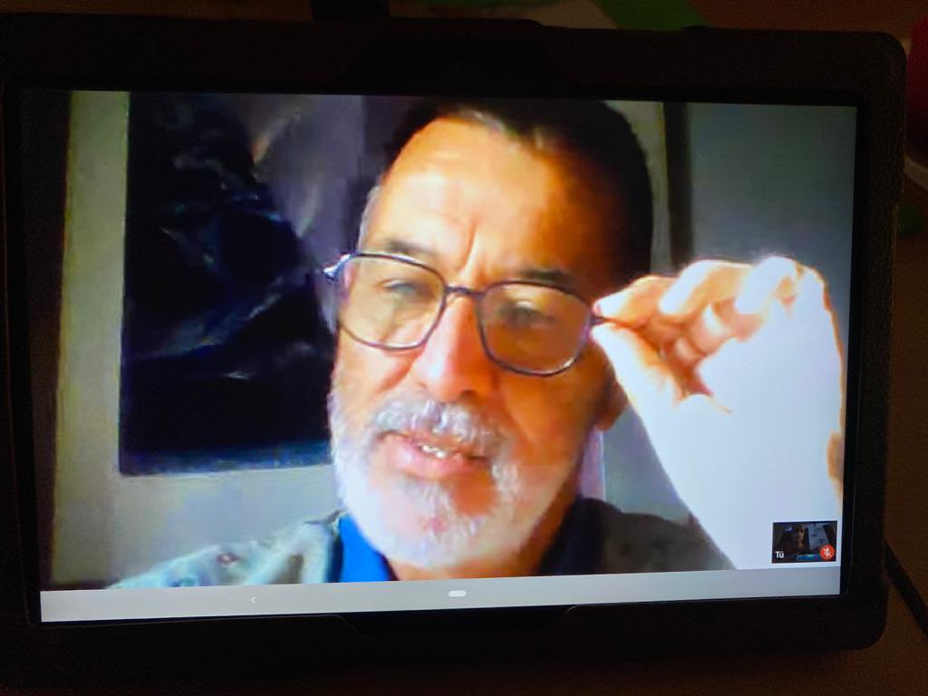 Desde el CEIP Isaac de Vega nos llegan maravillosas imágenes de <a href="/MarreroEusebio/">Eusebio Marrero</a>, charlando con su alumnado sobre sus libros, dando consejos para escribir cuentos y resolviendo dudas sobre su proyecto Antología Escolar. Eres nuestro #ProfetaEnTuTierra!!!