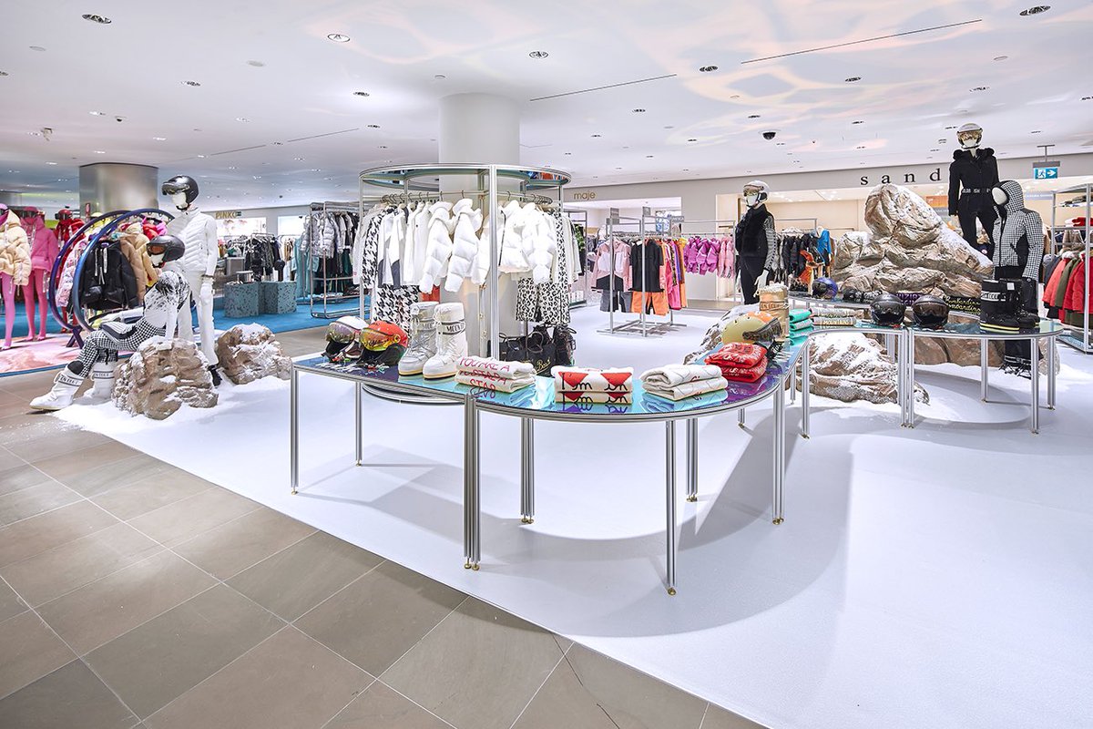 Rinascente's tweet photo. Il tuo shopping ad alta quota inizia al 4° piano di #RinascenteMilano. Ti aspettiamo in store con gli outfit perfetti per una giornata innevata. #TimeToBeCool https://t.co/1dHE0E7oWO