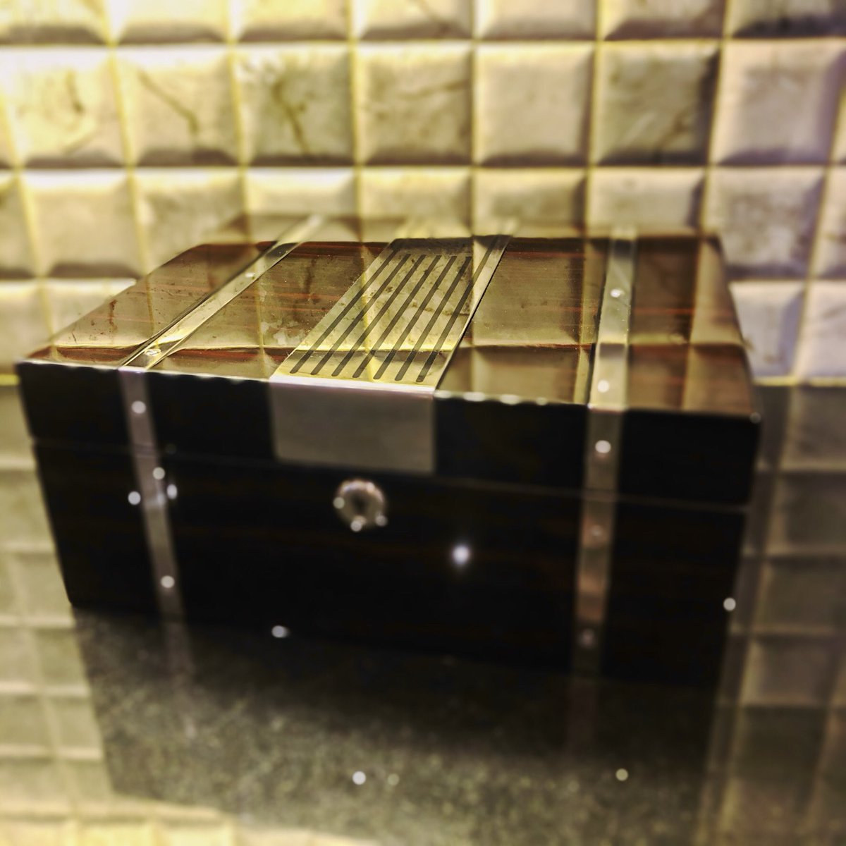 CaskMeNicely's tweet photo. My Humidor arrived today and I seasoned it straight away to get it ready for my cigars! I only ordered it on Tuesday night. Looking forward to stocking this up over the coming months#cigars #cigar #humidor #germanushumidor #germanus #whiskey #whisky #cigaraficionado #cigarhumidor https://t.co/kHWZK05xuW