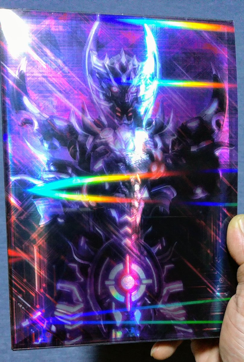 JaguarMg17's tweet image. #牙狼VR #Bluray #DVDbox
きました✨♪
キラキラのスリーブケースと
box、めちゃキレイ✊✨

高橋健さん @monstersken の
GAROVRとサイバーホラー、
ベイルのデザイン画も
ブックレットにきちんと
収録されてます✨
皆もチェケラ！！✊✨

#牙狼VR タグとbox画像で
ﾌﾟﾚｾﾞﾝﾄ応募もできますよ～