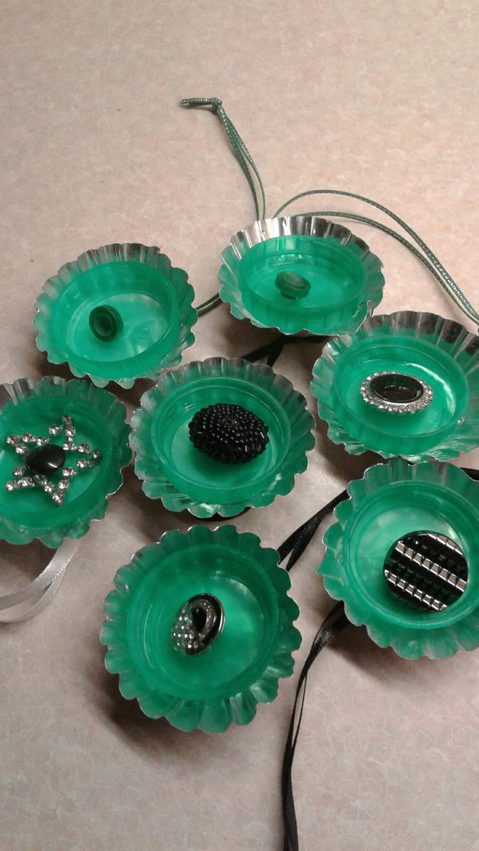 greenbeltsal's tweet photo. @YorkEnvWeek @singingfoodie #ChristmasRecycled
#fun with bottle tops & #buttons
#DuttonsForButtons @duttons_for_button https://t.co/CZjdTkUP2b