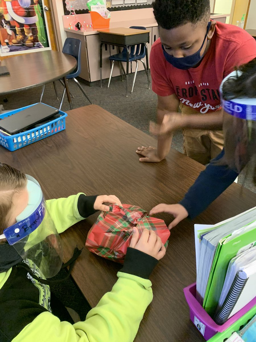hartley_read's tweet photo. Need any speedy gift wrapping done? These kiddos had 4 minutes to plan and wrap a very odd shaped item with a piece of paper and 3 small pieces of tape! Yay for Viribus! They got it done in less than a minute! 🎄@AshMMiller @mcps https://t.co/CjsVzEyQd3
