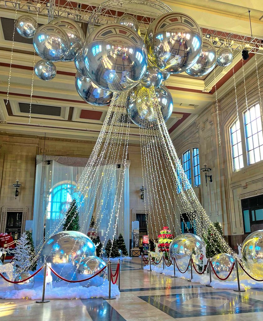 Holiday Reflections this weekend: Advance tickets are currently available today, sold out Saturday, availble Sunday evening session only. Without advance tickets, walk-up admission is very limited and can not be guarantee. Open daily, advance tickets at &gt;&gt; bit.ly/HolidayReflect…