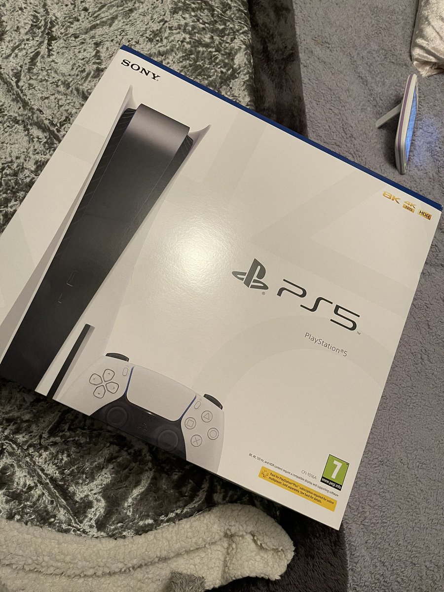 JaimieLawless's tweet photo. A relationship ending three weeks before Christmas ain’t soooo bad I guess. Happy Christmas to Me from Me ❤️ https://t.co/j3I0Hzh5wd