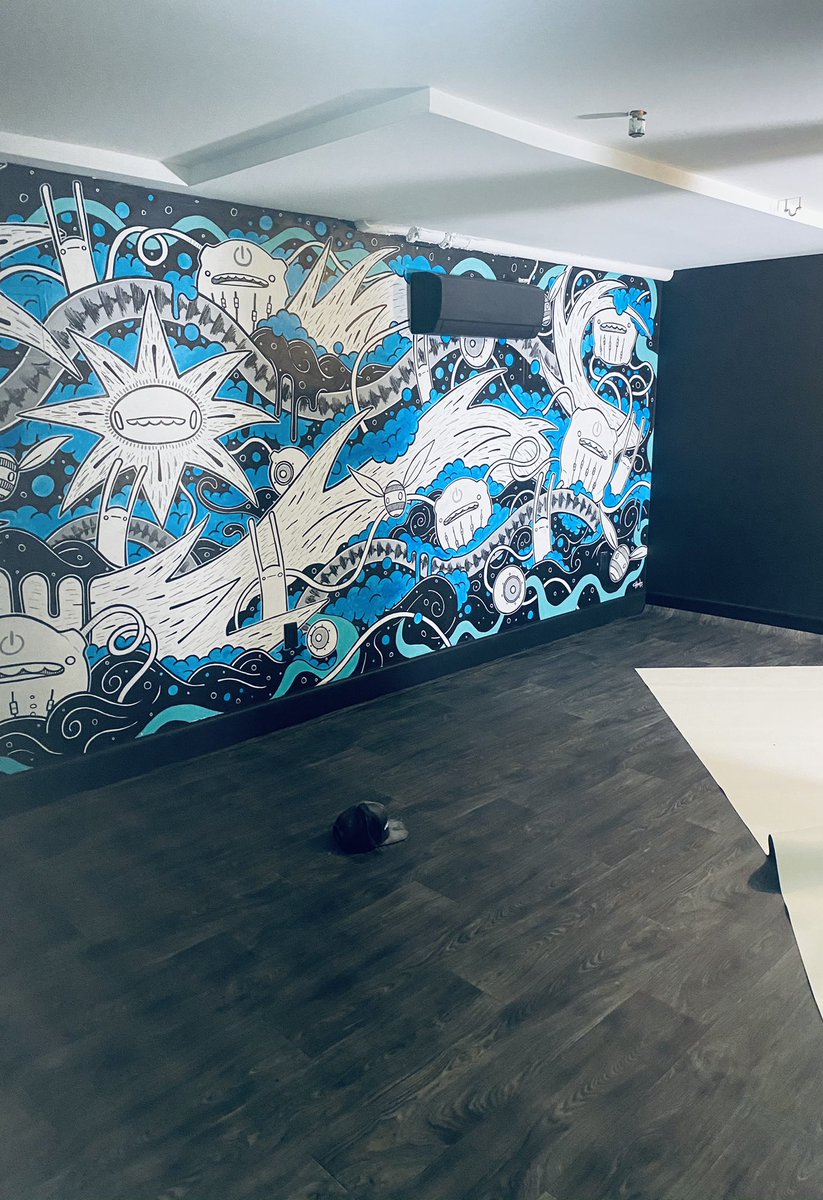 __hvw__'s tweet photo. can we please talk about how insanely amazing @DannySchwarz1 is doing at renovating the #BEATBOXX studio? https://t.co/7GvfKhEctw