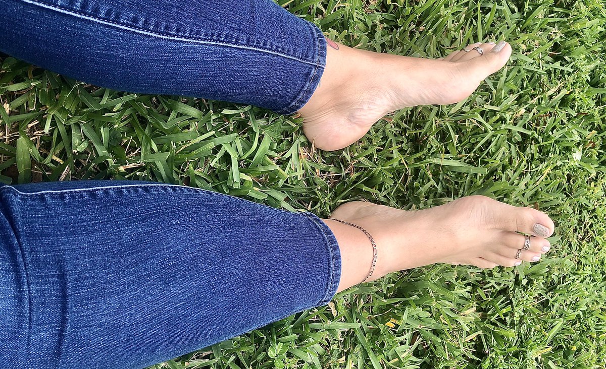 PrincessTToes's tweet photo. My #Feet in the grass... I love cold grass on my soles 💚 
#footfetish #wrinkledsoles #toerings #longtoes #grassfeet https://t.co/AWBocuCbVQ