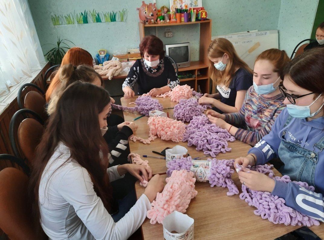 koshcs's tweet photo. «Серебряные» волонтеры ОСР ГКУ СО «КЦСОН Северного округа» отделение м.р. Кошкинский провели мастер-класс «Тепло наших рук» для студентов Губернского техникума. https://t.co/5C1zfKNzNC