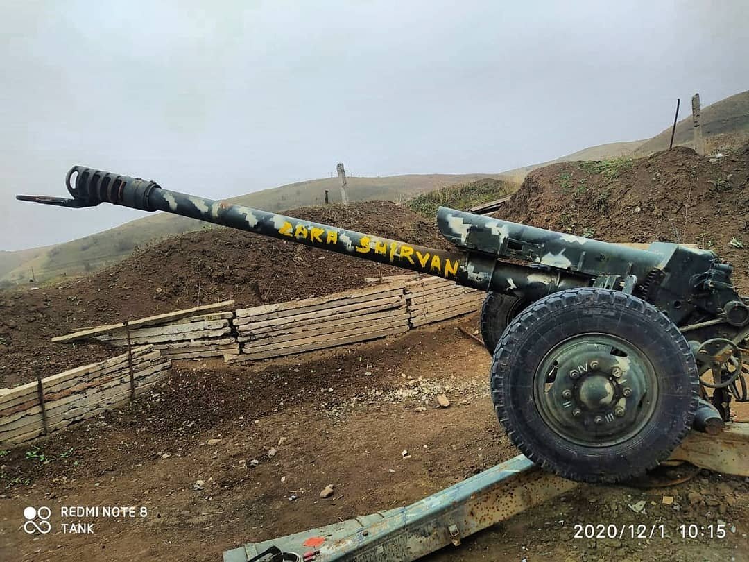 27. Apparent new captures of NKR/AR D30 122mm towed howitzers. Again we recorded so many D30 with grainy pics some duplication is possible.1) Note shrapnel damage to top and tyre via  @panzerQQ 2) via  @ramalsalmanzadh 3 + 4) in similar dug-outs, last is damaged via  @Mukhtarr_MD