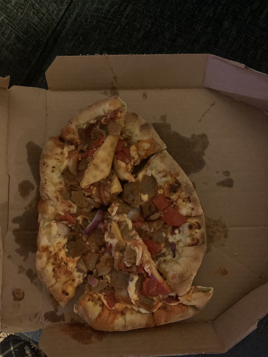 SamHydee's tweet photo. @Dominos_UK ordered the new Donner beef pizza from the Loughborough branch and this is what was delivered 😂 

They agreed a replacement but what a shambles! Clearly the driver has squashed it but it was destined to disappoint. Not great considering it’s a promotional product 🤢 https://t.co/9btc1wepzC