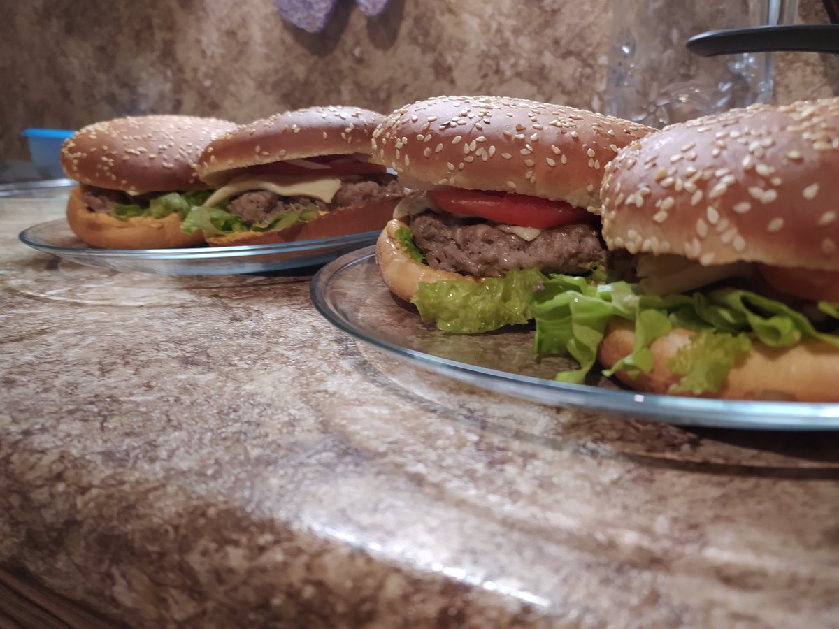 Dimitrash's tweet image. Когда  захотелось  перекусить ночью) сделали бургеры 😆