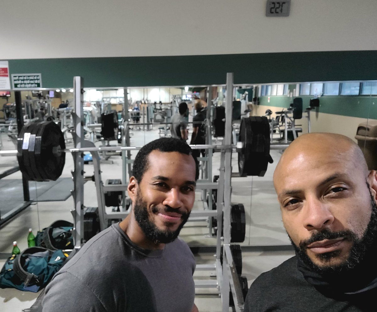 KennyBigbeeJr's tweet photo. Left Utah on a red eye late at night... early morning, squat, bench, swim, wit bro &amp; then back in flight!🏋🏾✈

Leggo!

Defy the odds &amp; "Be Elite!" https://t.co/6FLmHAKPkX