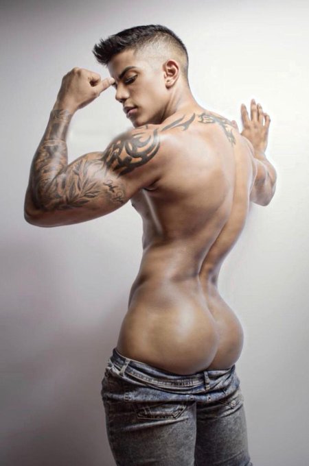 The right way to end the week ? #weekendvibes #FridayFeeling #camguy #muscles https://t.co/b4BXC4TfB