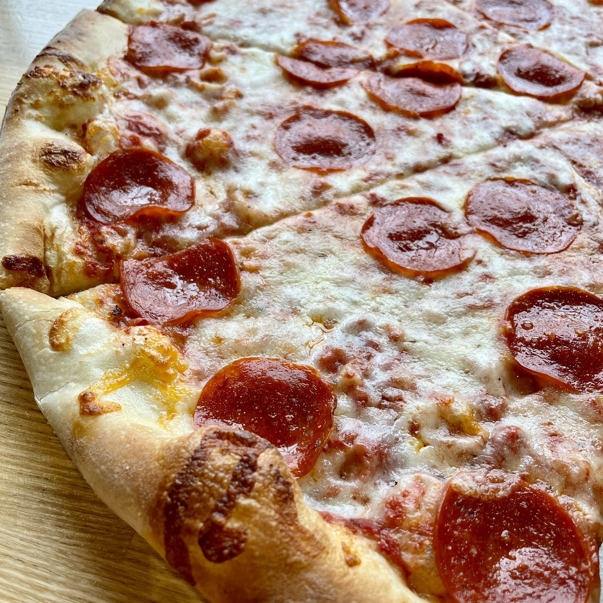 IansMadison's tweet image. It’s #FreePizzaFriday and we’re ready to reward one lucky follower with 8 free slice cards! 

Retweet this tweet and you’re entered to win! #IansPizza