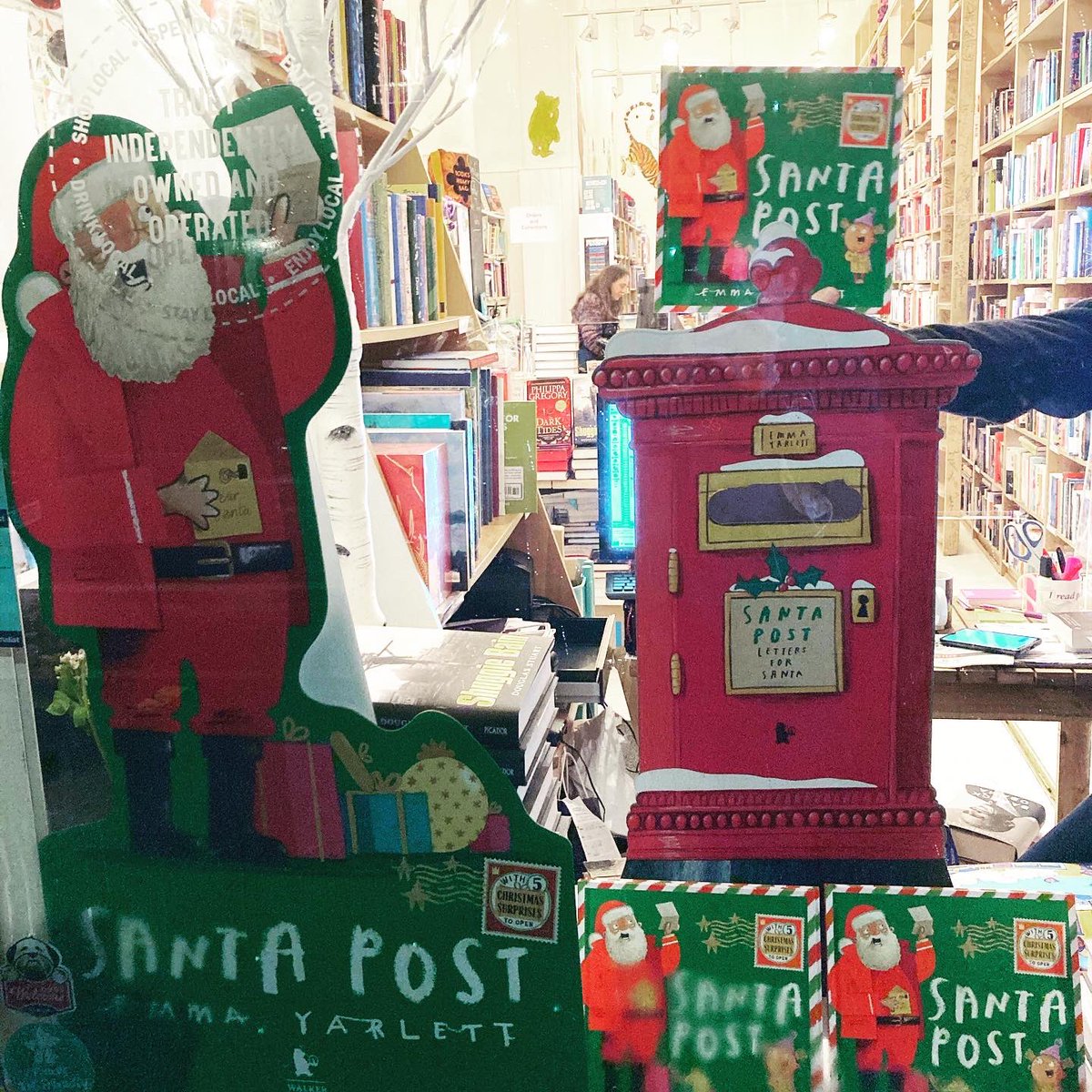 IndiesWee's tweet photo. #BookAdvent Day 4:
Have you sent your letter to Santa yet? #SantaPost is a joyful festive story with a very puzzling Christmas letter. With letters to open and explore this book is sure to get the wee ones excited!

#ChooseBookshops #ShopLocal @EmmaYarlett @WalkerBooksUK https://t.co/tXFtiS9kJq