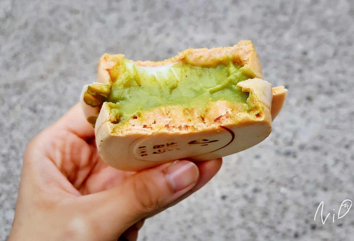 foxsaysnini's tweet photo. 抹茶麻糬 NT 25
Store: 小鵲sing at #新竹

#車輪餅 #抹茶 #紅豆餅 #大判燒 #matcha #matchacake #wheelpie #wheelcake #snacks #eggcake #cake #台湾美食 #台湾 #Taiwan #Taiwanfood #台灣 #台灣美食 #台湾グルメ #台湾旅行 #台湾観光 #美味しい #台湾小吃 https://t.co/cBHVbtk7Ga