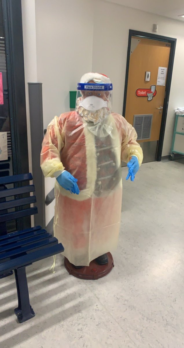 Melplum34's tweet photo. π
π½ bringing some festive cheer on ward 51 today β¦@SFHFTβ© π€ππ #feeling festive #safesanta #SpreadingSmiles https://t.co/woccLBJQOw