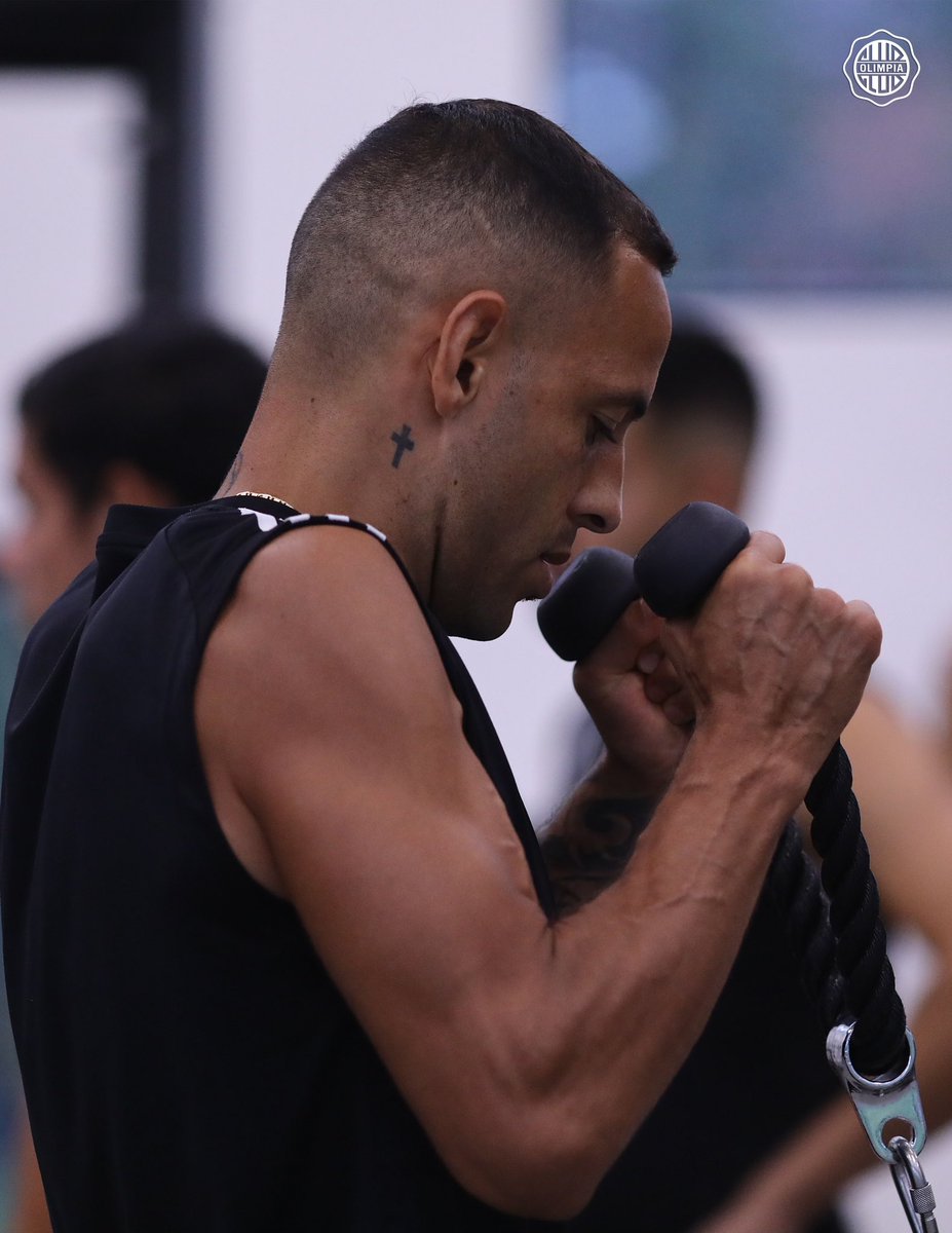 elClubOlimpia's tweet photo. ¡Entrenamiento en el gym! 💪🏻
#SomosOlimpia ⚪️⚫️⚪️ https://t.co/avraZRSokR