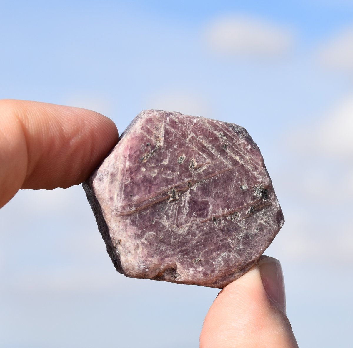 Rubí hexagonal de 91 gramos, procedente de la India. Destaca su gran tamaño de 40mm!!!!!!!!!!!!!
Blog➡️estefanminerales.es
#Almería #blog #stone #naturaleza #cristales #minerales #andalucia #bruto #colección #españa #minéraux #Rubí #india #cuarzos #piedrassemipreciosas #inde