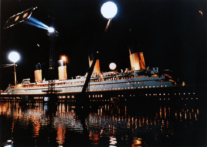 temnatv's tweet photo. O clássico "Titanic" (1997) será destaque neste sabadão! Vale a pena conferir mais uma vez esta grande história dirigida por James Cameron. 

Sábado (05) - FOX - 16H35

#TemnaTV #LeonardoDiCaprio #KateWinslet #BillyZane #Titanic #Oscars #drama #KathyBates #GoldenGlobes #BAFTA https://t.co/jIw4gUbezr