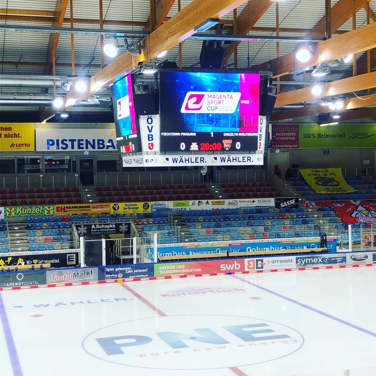 schuby13's tweet photo. @FT_Pinguins vs @grizzlys_wob https://t.co/iy9Zn1tTmi