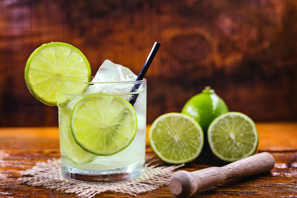 What will you be drinking to keep you warm on this cold December night? 🥶

I think we will be enjoying a Verdant Light Rum Caipirinha 🍸verdantspirits.co.uk/recipes/verdan… #FridayVibes #FridayFeels #Rum