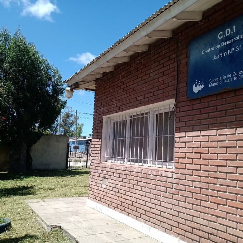 DelegPuertoMGP's tweet photo. 🚧🚜 Realizamos tareas de mantenimiento y corte de pasto en el Jardin Municipal N° 31 ubicado en el 📌 Barrio Juramento. #TenemosTodo  @gmontenegro_ok @nicolauria @munimardelplata https://t.co/DXbrmAS7Yq