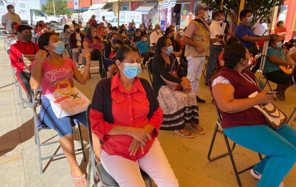 NalleOax's tweet photo. Seguimos en territorio al lado de la gente, para brindarles atención médica gratuita a las familias de #UniónHidalgo, en compañía del Pdte. Mpal. Dr. Cesar Carrasco y mi amigo @Christianhftes. 
Con estas acciones refrendamos el compromiso del Gobernador @alejandromurat. https://t.co/RGI9jccSw1