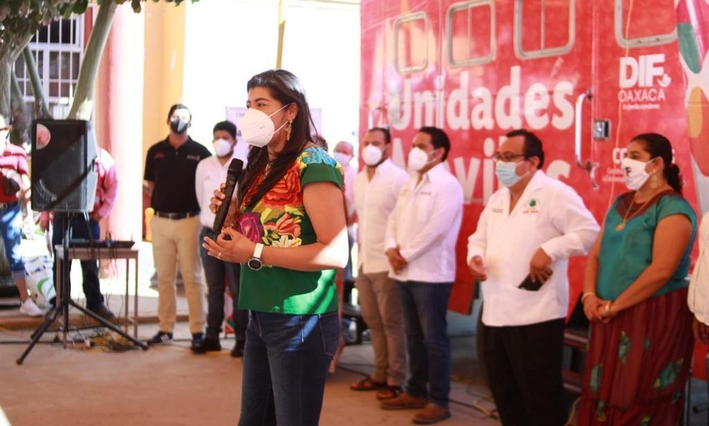 NalleOax's tweet photo. Seguimos en territorio al lado de la gente, para brindarles atención médica gratuita a las familias de #UniónHidalgo, en compañía del Pdte. Mpal. Dr. Cesar Carrasco y mi amigo @Christianhftes. 
Con estas acciones refrendamos el compromiso del Gobernador @alejandromurat. https://t.co/RGI9jccSw1