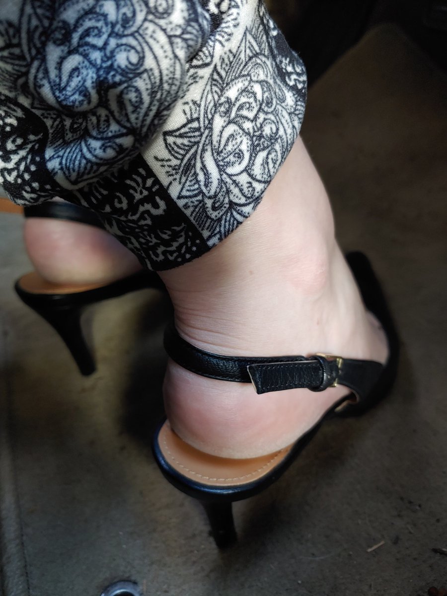 FeetByTheFoot20's tweet photo. Angles amirite? #feet #shoes https://t.co/UxFZQGTFbg
