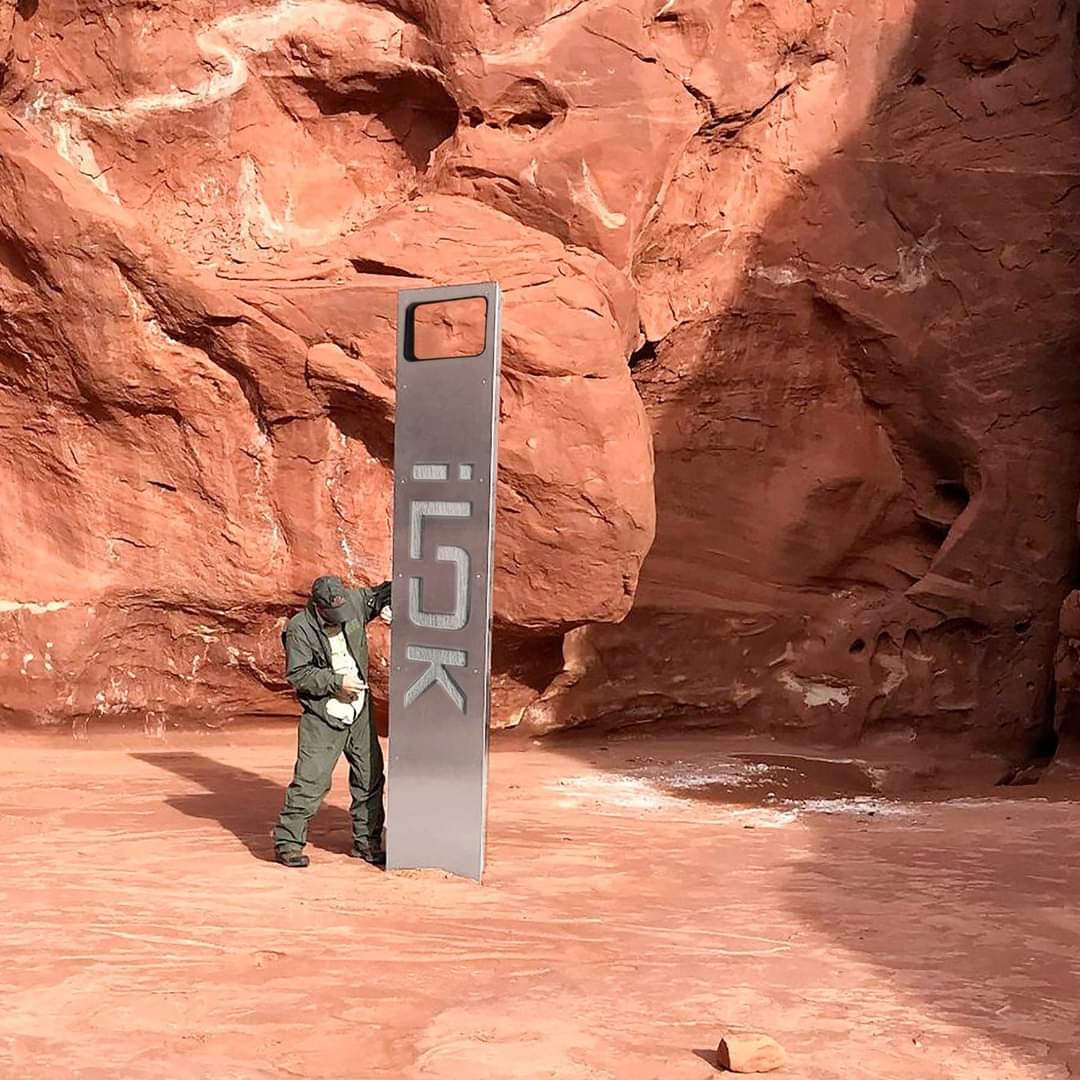 realchrismalcom's tweet photo. Finally, an answer to the monoliths 😆 

#monolith #protools #ilok #audiohumor https://t.co/gDbLzQKnGU