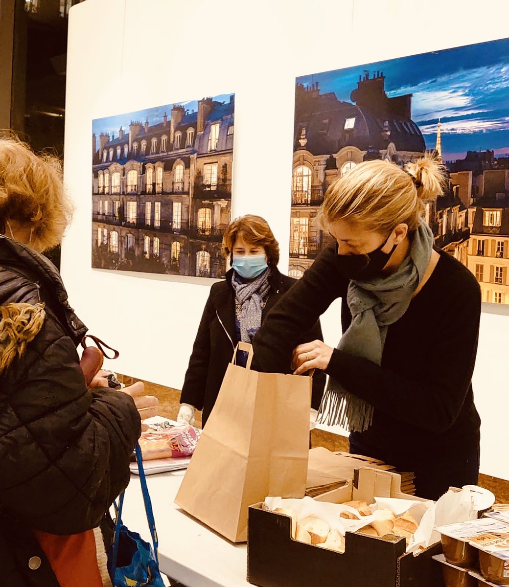 adlmorandiere's tweet image. Les crises sanitaires et économiques n’épargnent personne.

Heureuse de participer au repas de solidarité portée par @mairie17e @geoffroyboulard et #class17 qui se mobilisent tous les ans pour offrir un repas aux plus démunis.
Avec Lourdes Fernandes et @heleneja #solidarité