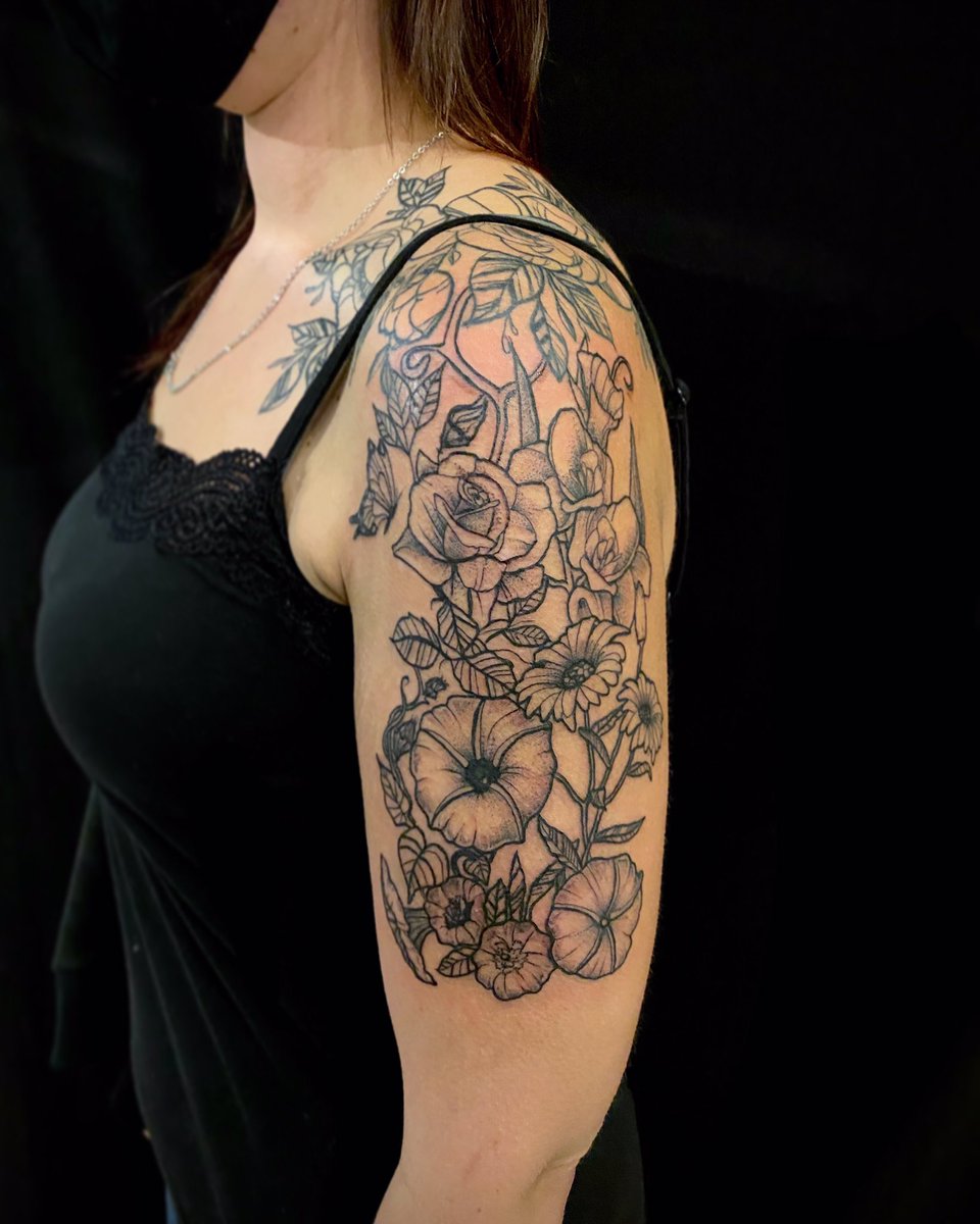 Awesome yesterday  session on vintage floral project with @sarahcasselman19 and to be continued down the arm !
#rashatattoo #pentictontattoostudio #pentictoninked #girlytattoo #girlytattoos #vintageflorals #vintageflower #vintageflowers #pentictonartist #tattoosnob #tattoostyle