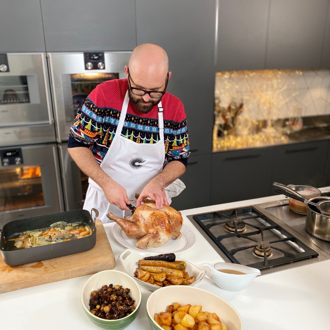 workshop_app's tweet photo. #ChristmasCountdown #Day4 - 4th Dec 2020:

The fondest memories are made gathered around the table. 

Join top #chef @chefbainbridge for some fool-proof recipes for the perfect #Christmasdinner on this self-paced workshop! @gbchefs

#learnwithworkshop #greatbritishchefs https://t.co/Hp8wqa8SZW