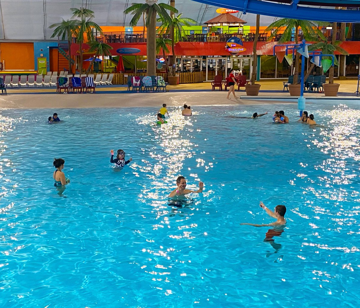 Come in and splash with us! Book your time slot when you stay at the Skyline Hotel.⁣ Our Pool and Splash Pad are open!⁣
#NiagaraFalls #NiagaraWaterpark #Waterpark #FamilyFun #SkylineHotel #SplashAway fallsviewwaterpark.com/waterpark-pack…